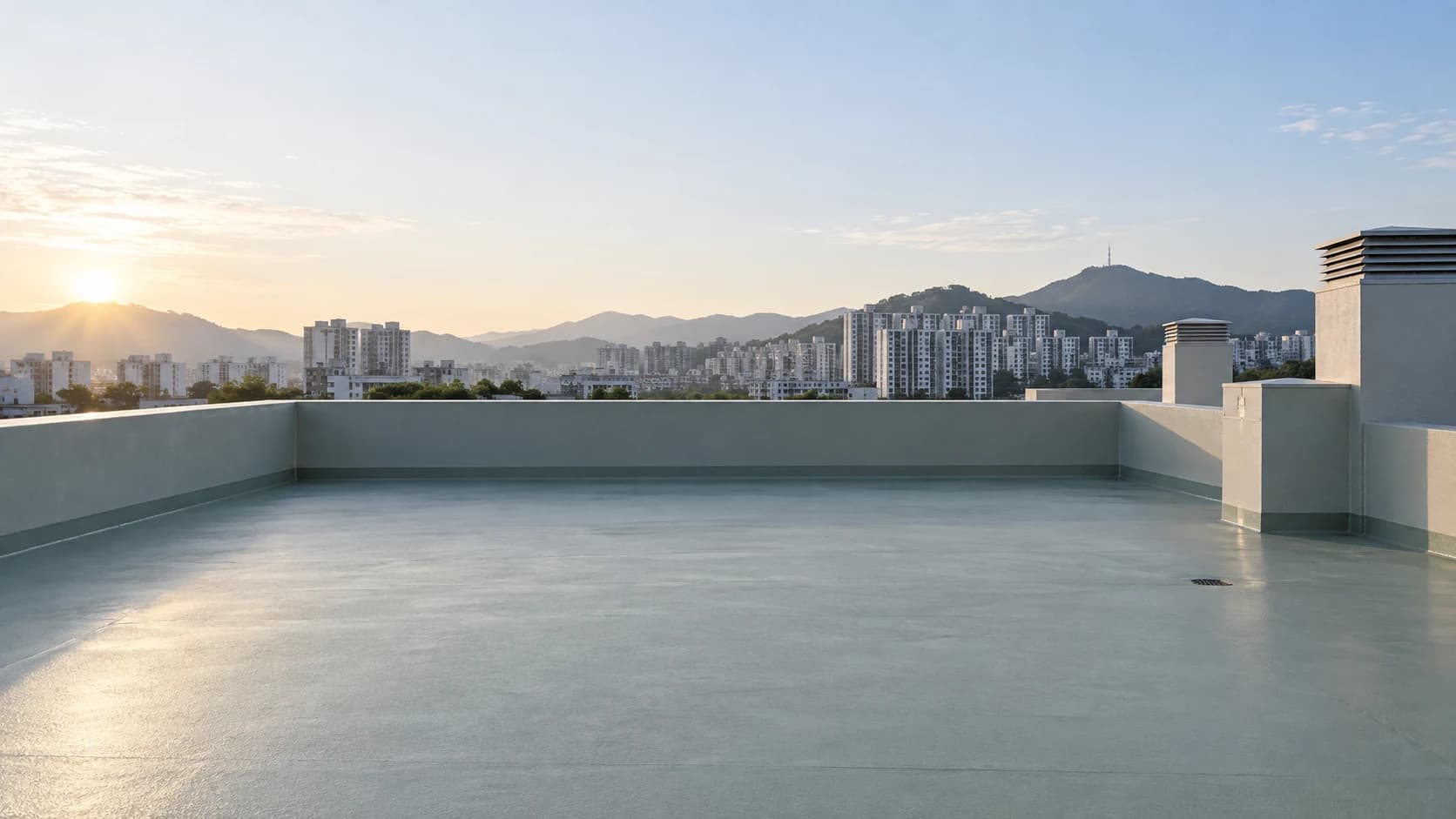 방수 마감이 적용된 건물 옥상과 난간 주변