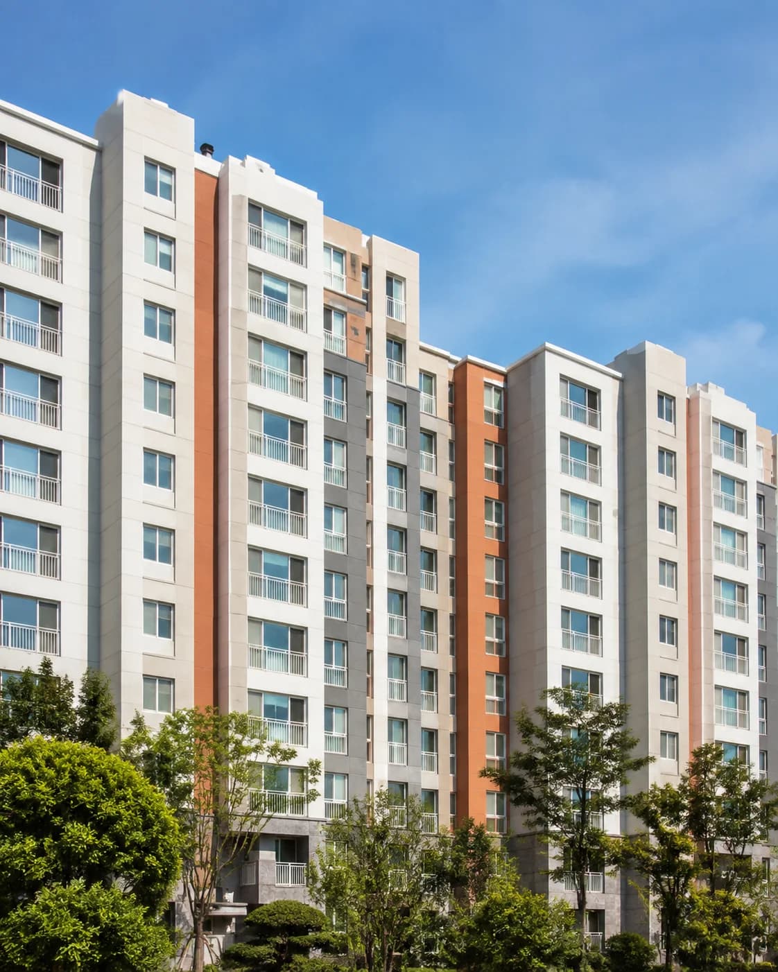 도장 마감이 적용된 아파트 외벽 전경