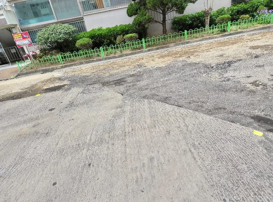 공사 전 현장. 표면이 닳고 얼룩진 포장