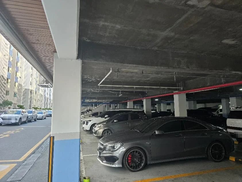공사 전 현장. 얼룩지고 닳은 기존 바닥 도막