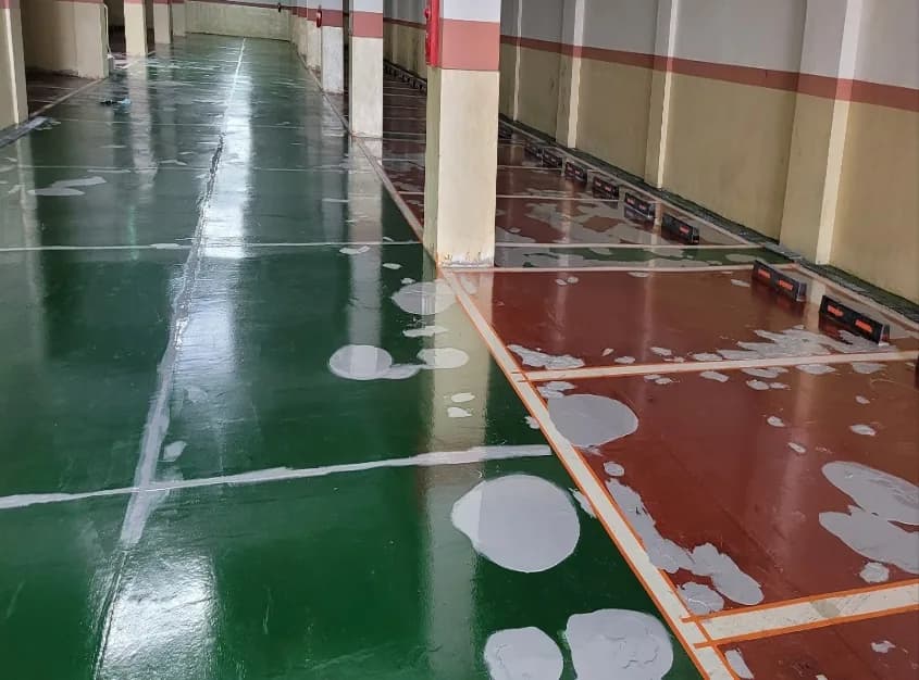 공사 전 현장. 벗겨지고 닳은 통로 바닥