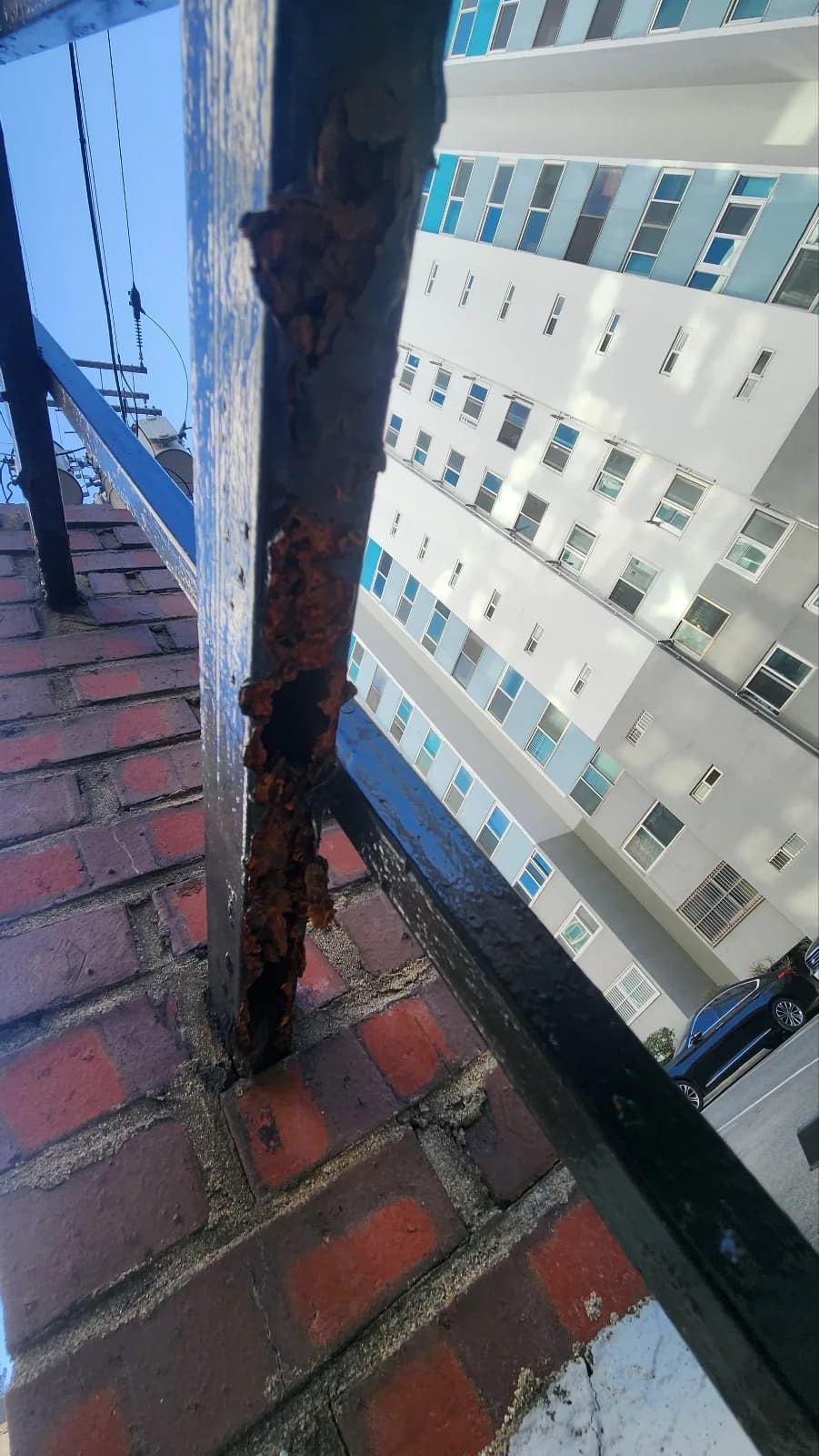 공사 전 현장. 기둥 하부까지 번진 녹