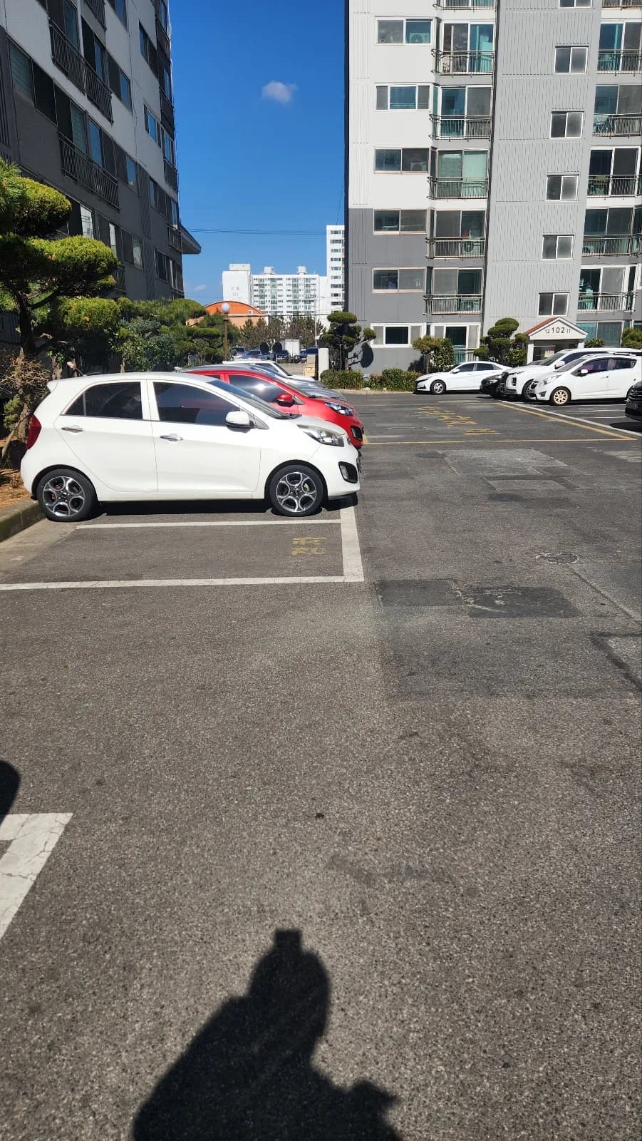 공사 전 현장. 보수 자국과 얼룩이 남은 주차장 바닥
