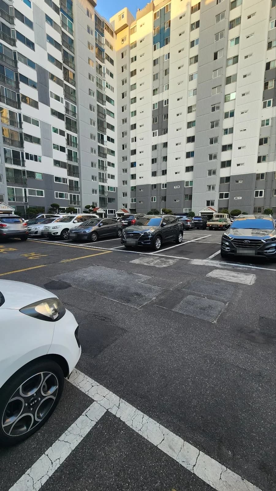 공사 전 현장. 여러 번 덧댄 포장 경계가 드러난 바닥