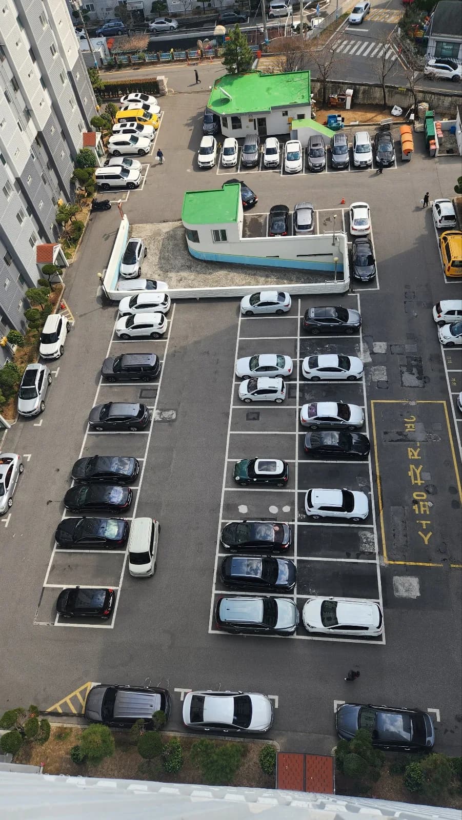 공사 전 현장. 보수 자국이 흩어진 상부 주차장 전경