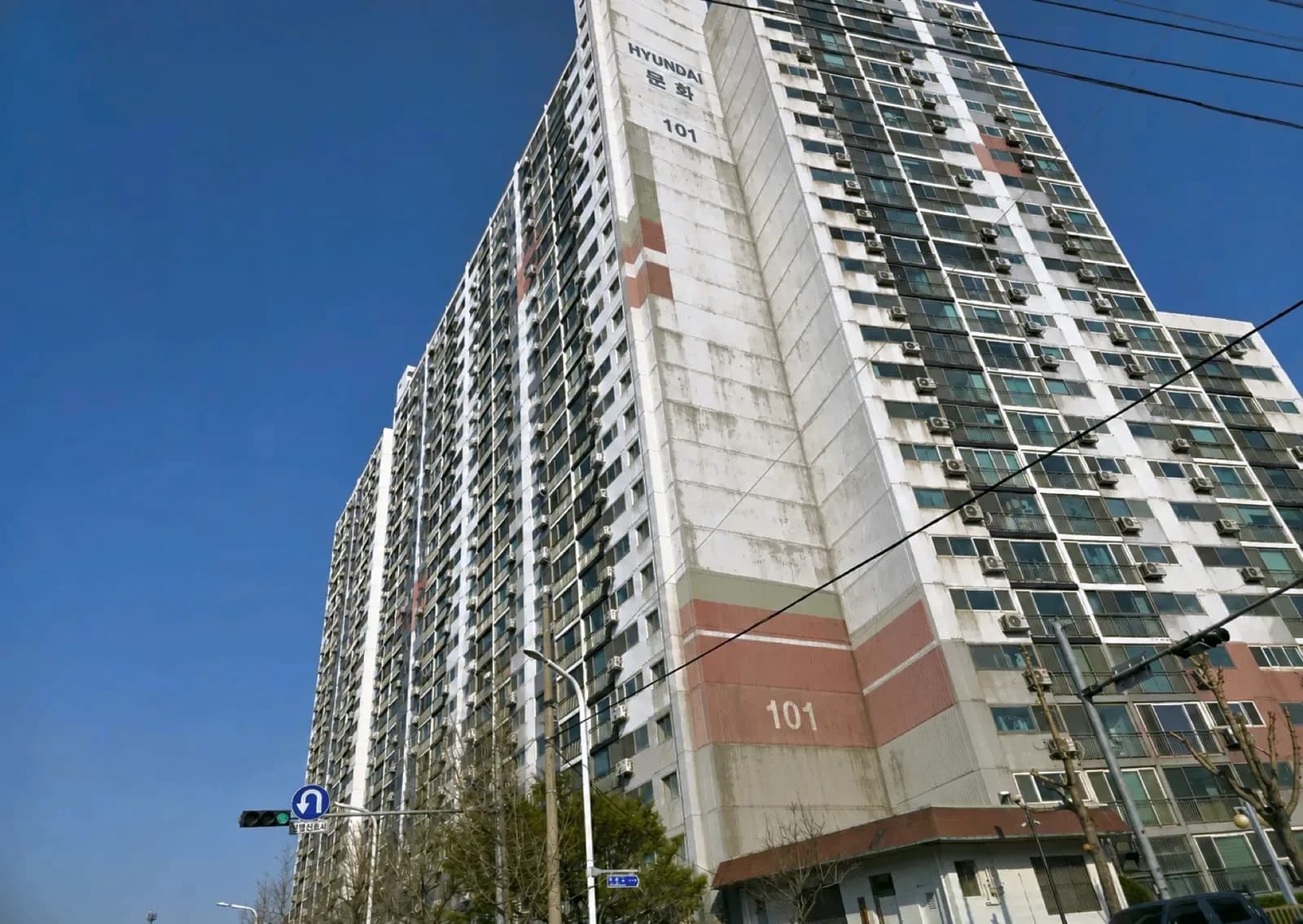 도장이 바래고 얼룩진 아파트 101동 외벽.
